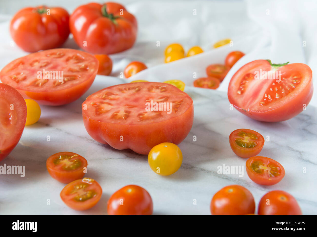 Raccolto di rosso e giallo di pomodori. Foto Stock
