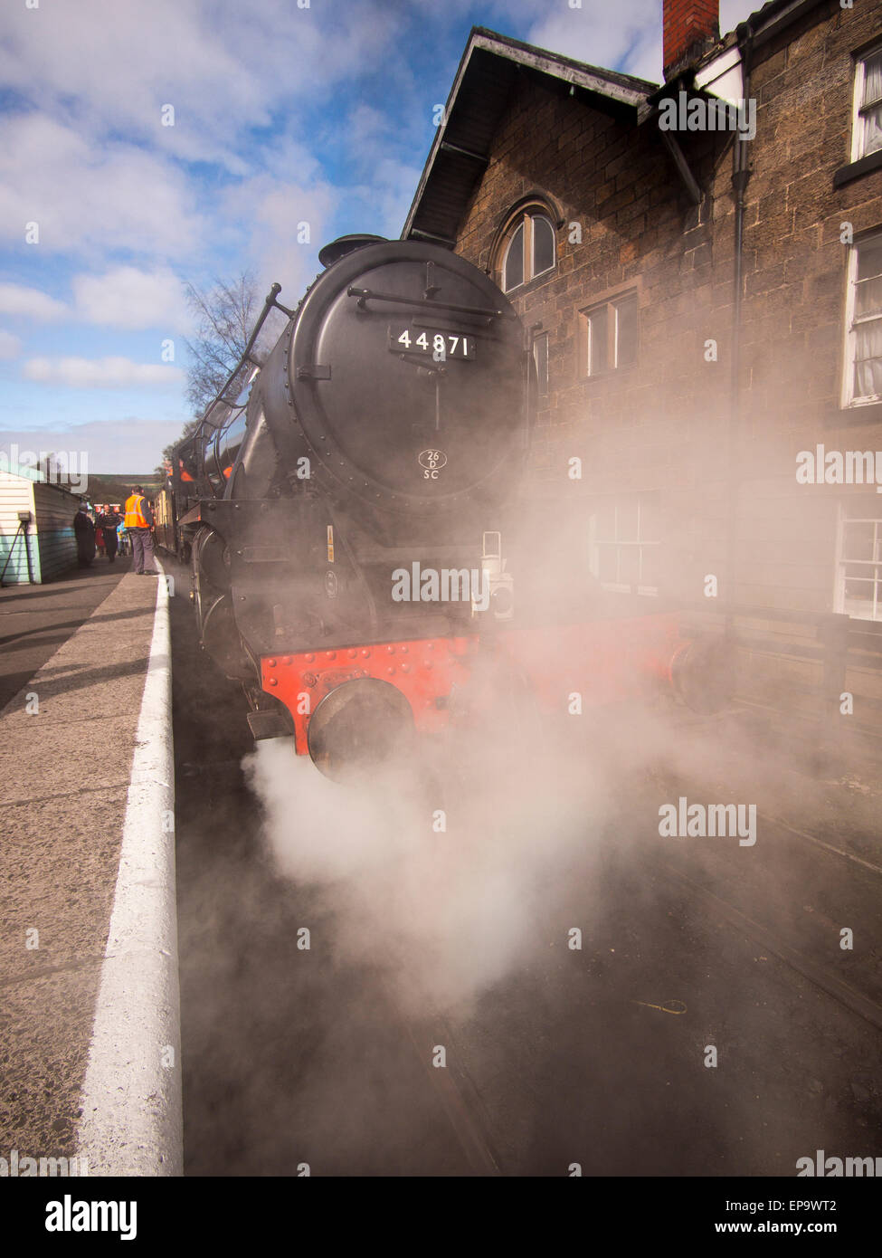 Vintage locomotiva a vapore 44871 LMS a Grosmont station,sulla North Yorkshire Moors Railway,Yorkshire,UK.preso 12/04/2015 Foto Stock Vintage locomotiva a vapore 44871 LMS a Grosmont station,sulla North Yorkshire Moors Railway,Yorkshire,UK.preso 12/04/2015 Foto Stock