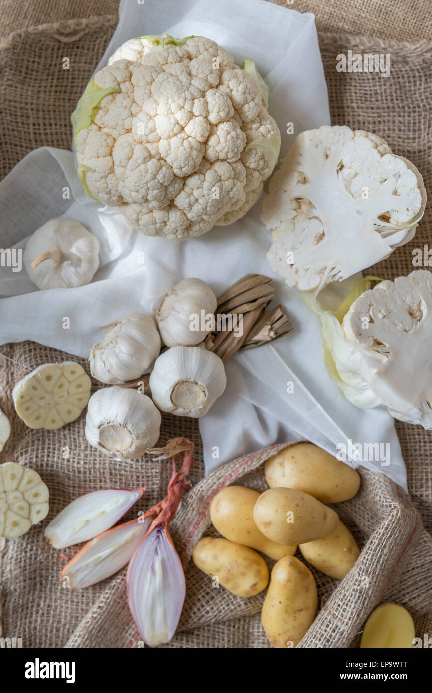 Inverno di verdure con cavolfiore, patate, aglio e cipolle. Foto Stock