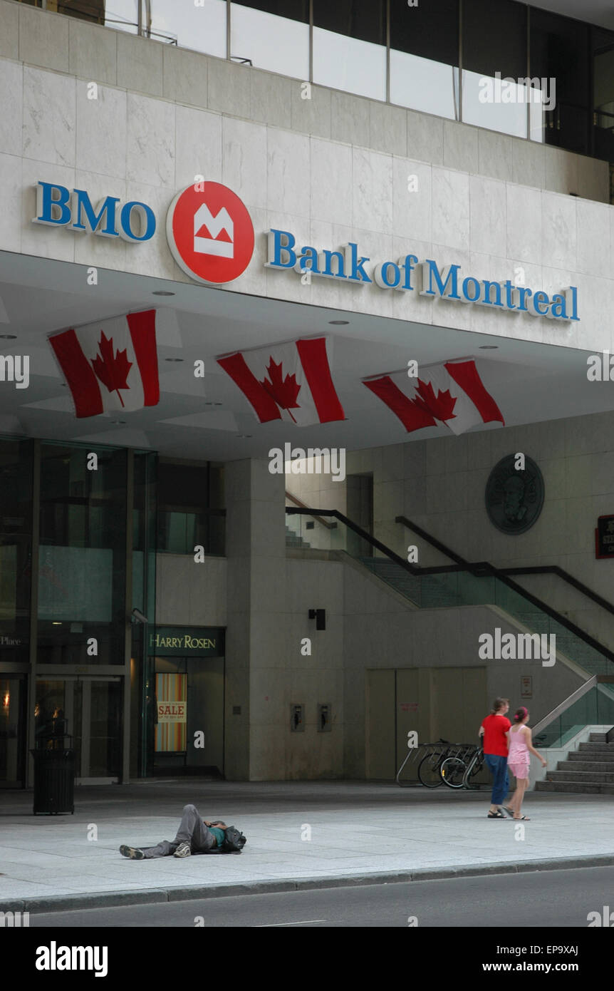 Toronto, Canada: una persona senza dimora dormendo all'entrata di una banca Foto Stock