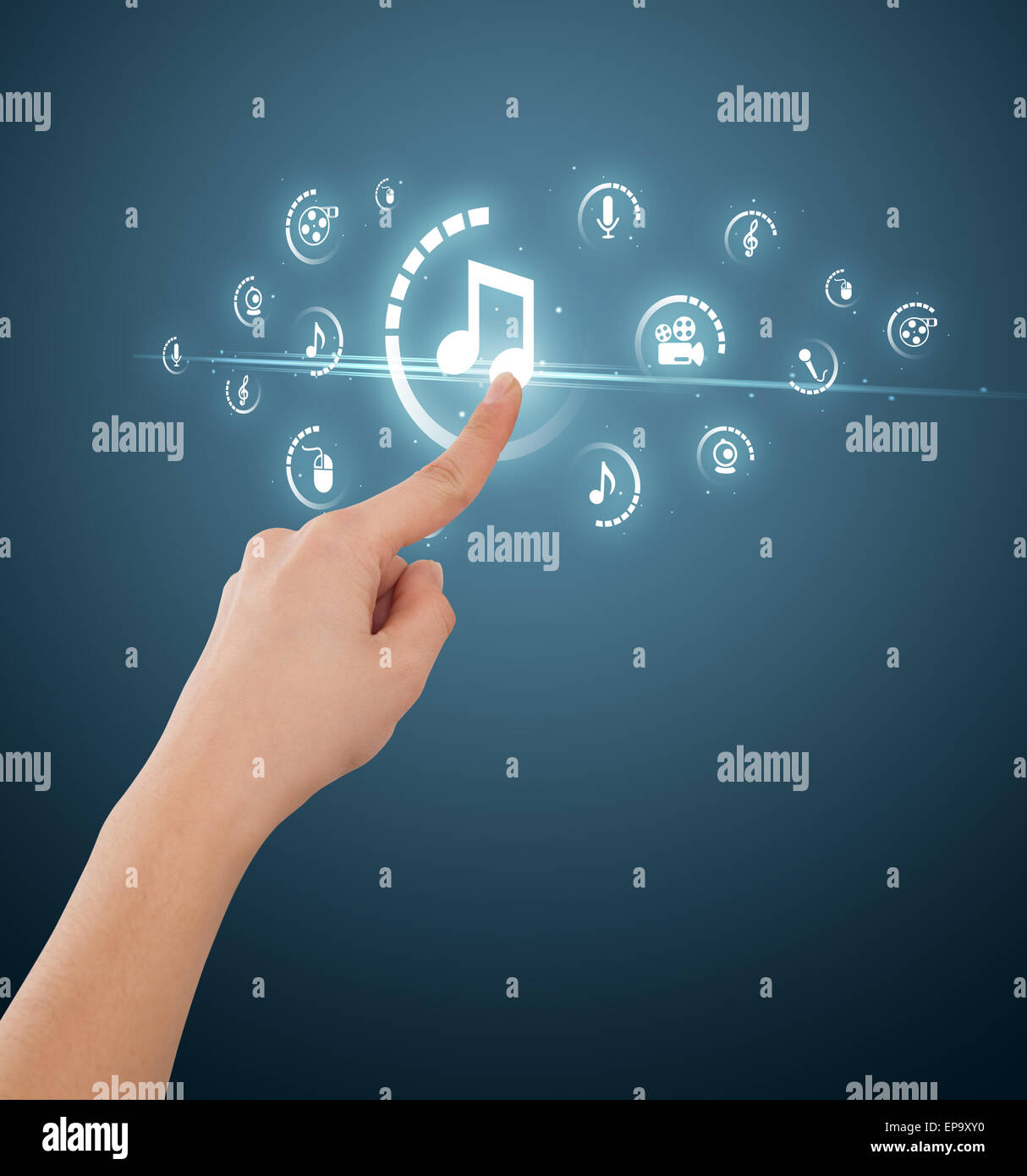 Imprenditore premendo tipo di supporto virtuale di pulsanti Foto Stock