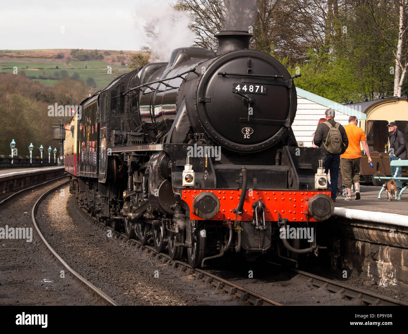 Vintage locomotiva a vapore 44871 LMS a Grosmont station,sulla North Yorkshire Moors Railway,Yorkshire,UK.preso 12/04/2015 Foto Stock Vintage locomotiva a vapore 44871 LMS a Grosmont station,sulla North Yorkshire Moors Railway,Yorkshire,UK.preso 12/04/2015 Foto Stock