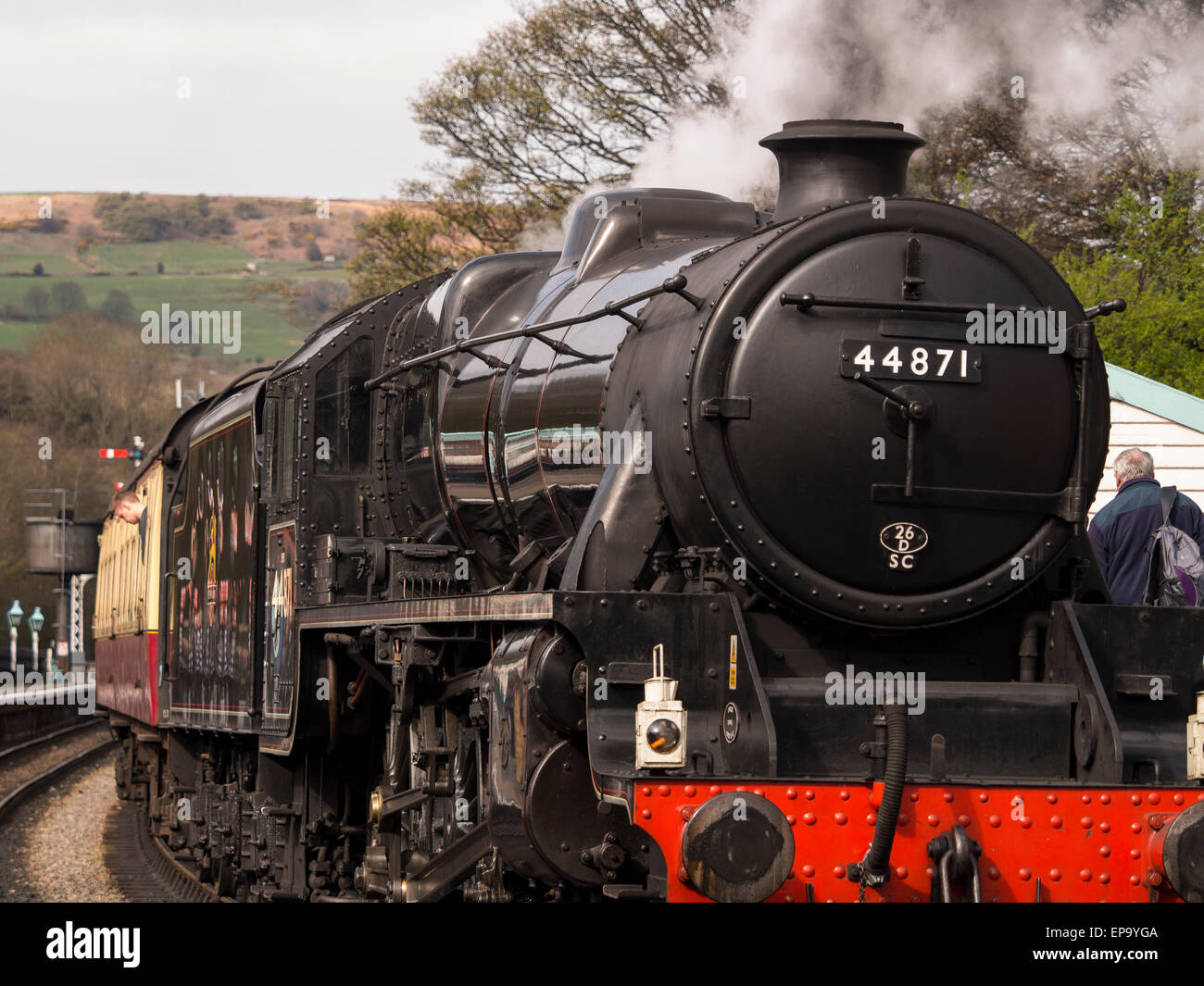 Vintage locomotiva a vapore 44871 LMS a Grosmont station,sulla North Yorkshire Moors Railway,Yorkshire,UK.preso 12/04/2015 Foto Stock Vintage locomotiva a vapore 44871 LMS a Grosmont station,sulla North Yorkshire Moors Railway,Yorkshire,UK.preso 12/04/2015 Foto Stock