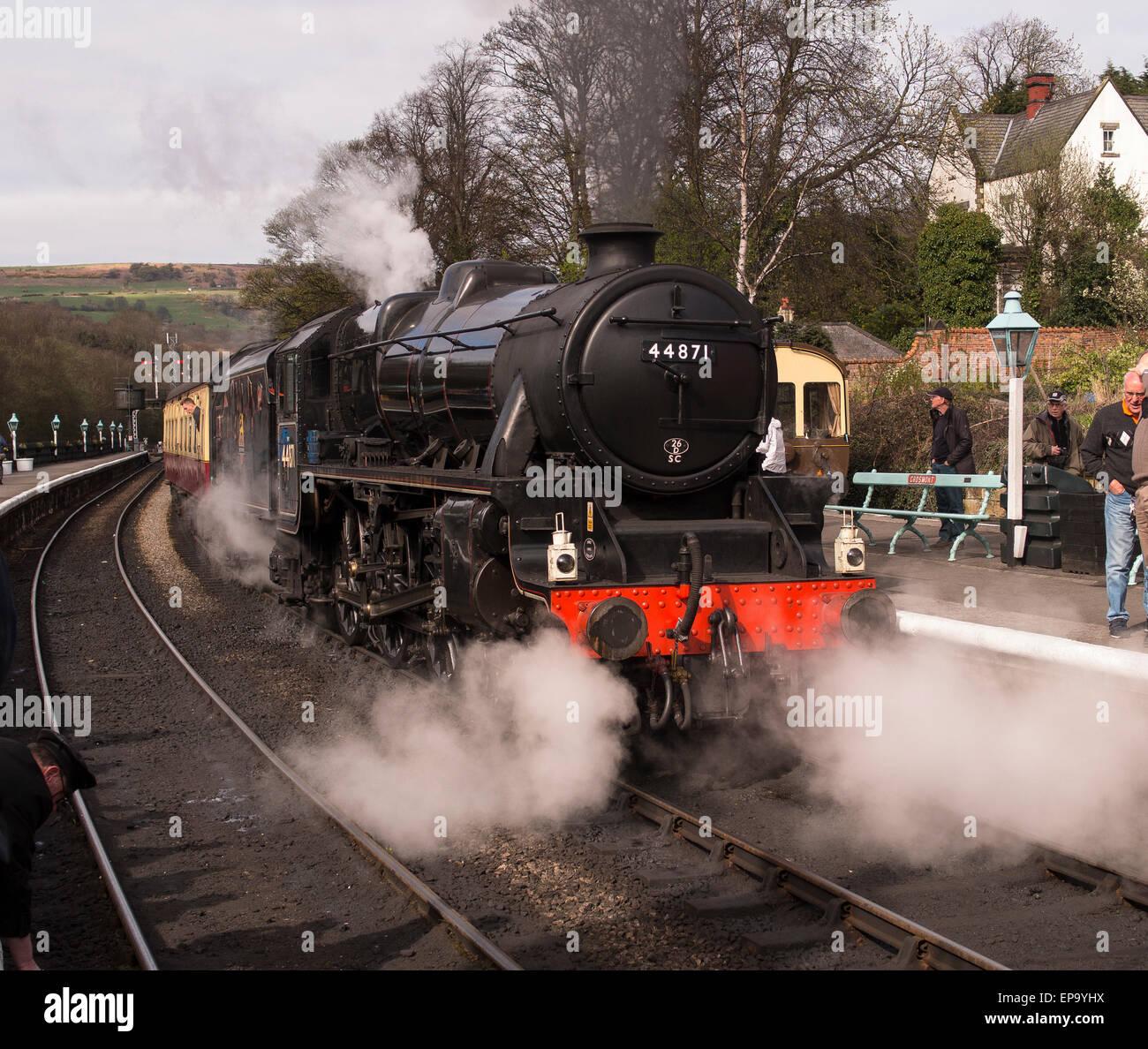 Vintage locomotiva a vapore 44871 LMS a Grosmont station,sulla North Yorkshire Moors Railway,Yorkshire,UK.preso 12/04/2015 Foto Stock Vintage locomotiva a vapore 44871 LMS a Grosmont station,sulla North Yorkshire Moors Railway,Yorkshire,UK.preso 12/04/2015 Foto Stock