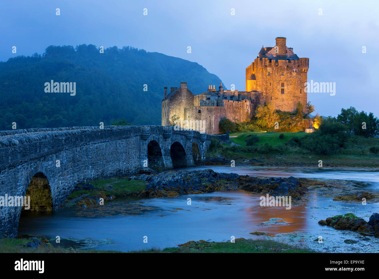 Eilean Donan Castle nelle Highlands scozzesi al crepuscolo Foto Stock