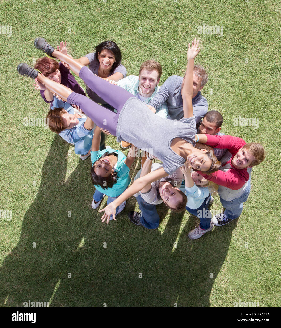 Carefree donna crowdsurfing team di supporto Foto Stock