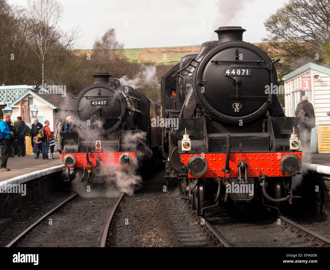 Vintage locomotiva a vapore 44871 LMS a Grosmont station,sulla North Yorkshire Moors Railway,Yorkshire,UK.preso 12/04/2015 Foto Stock Vintage locomotiva a vapore 44871 LMS a Grosmont station,sulla North Yorkshire Moors Railway,Yorkshire,UK.preso 12/04/2015 Foto Stock