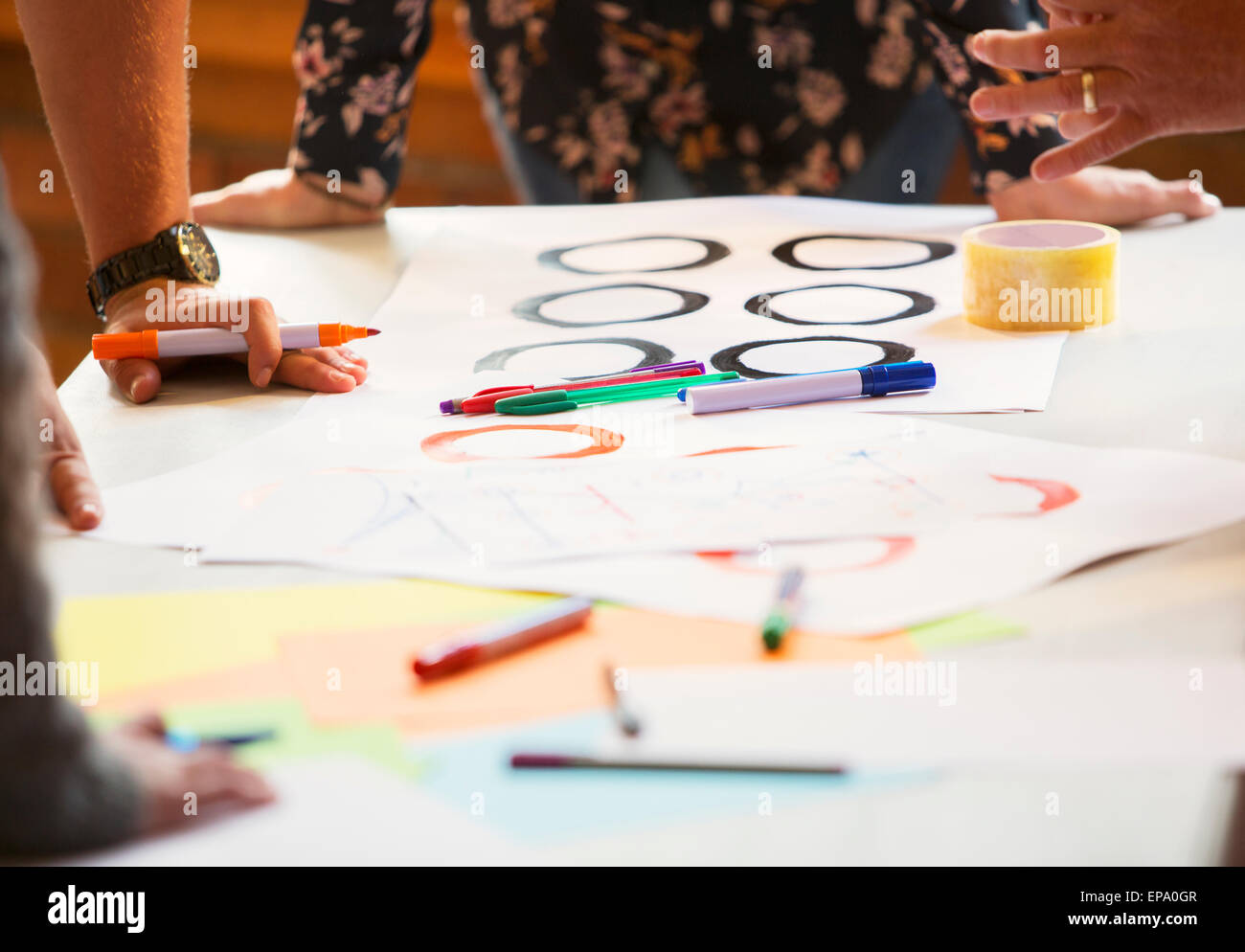 Azienda creativa persone prove tabella Foto Stock