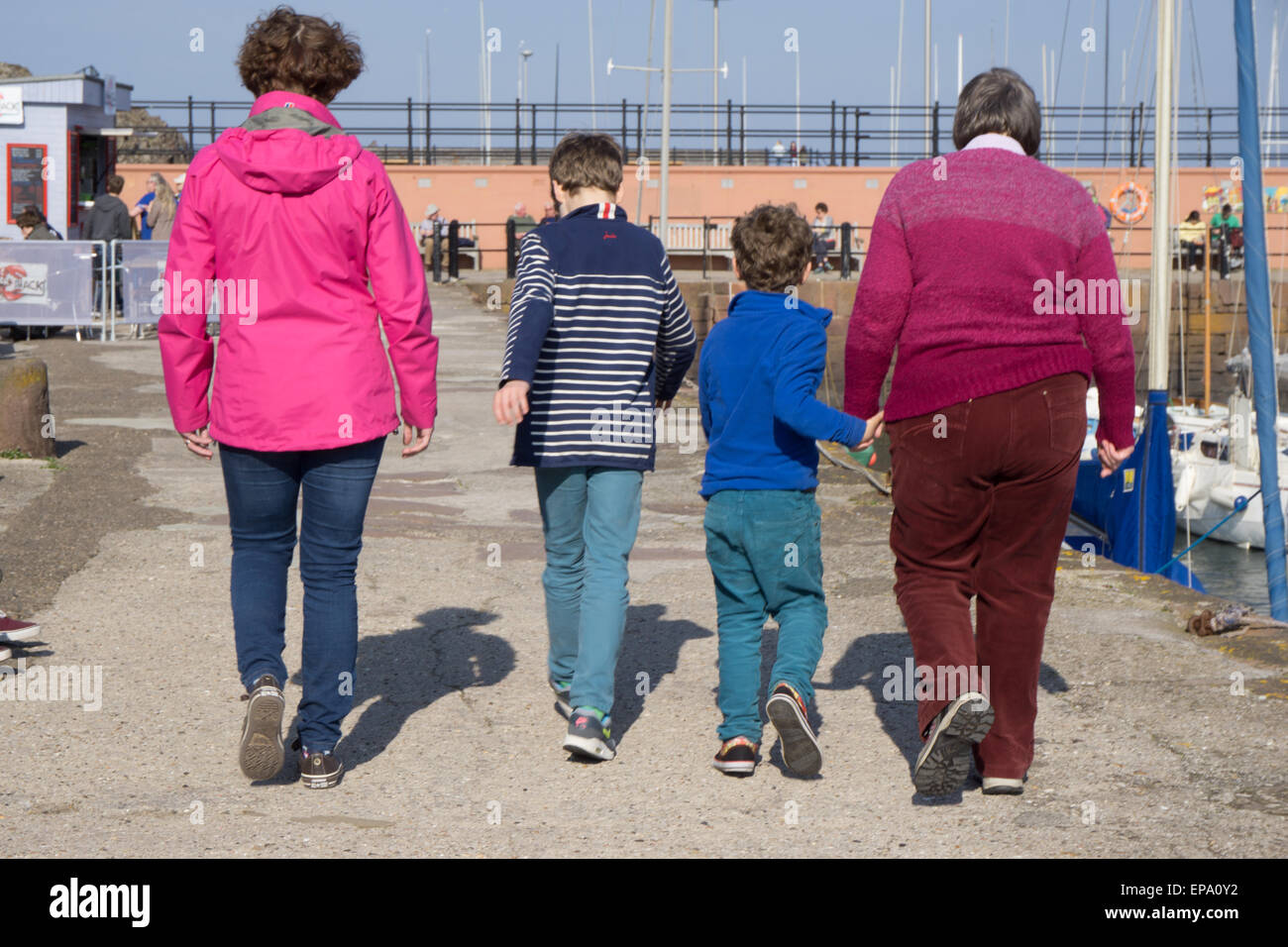 Madre, i bambini e la nonna a piedi a North Berwick Foto Stock