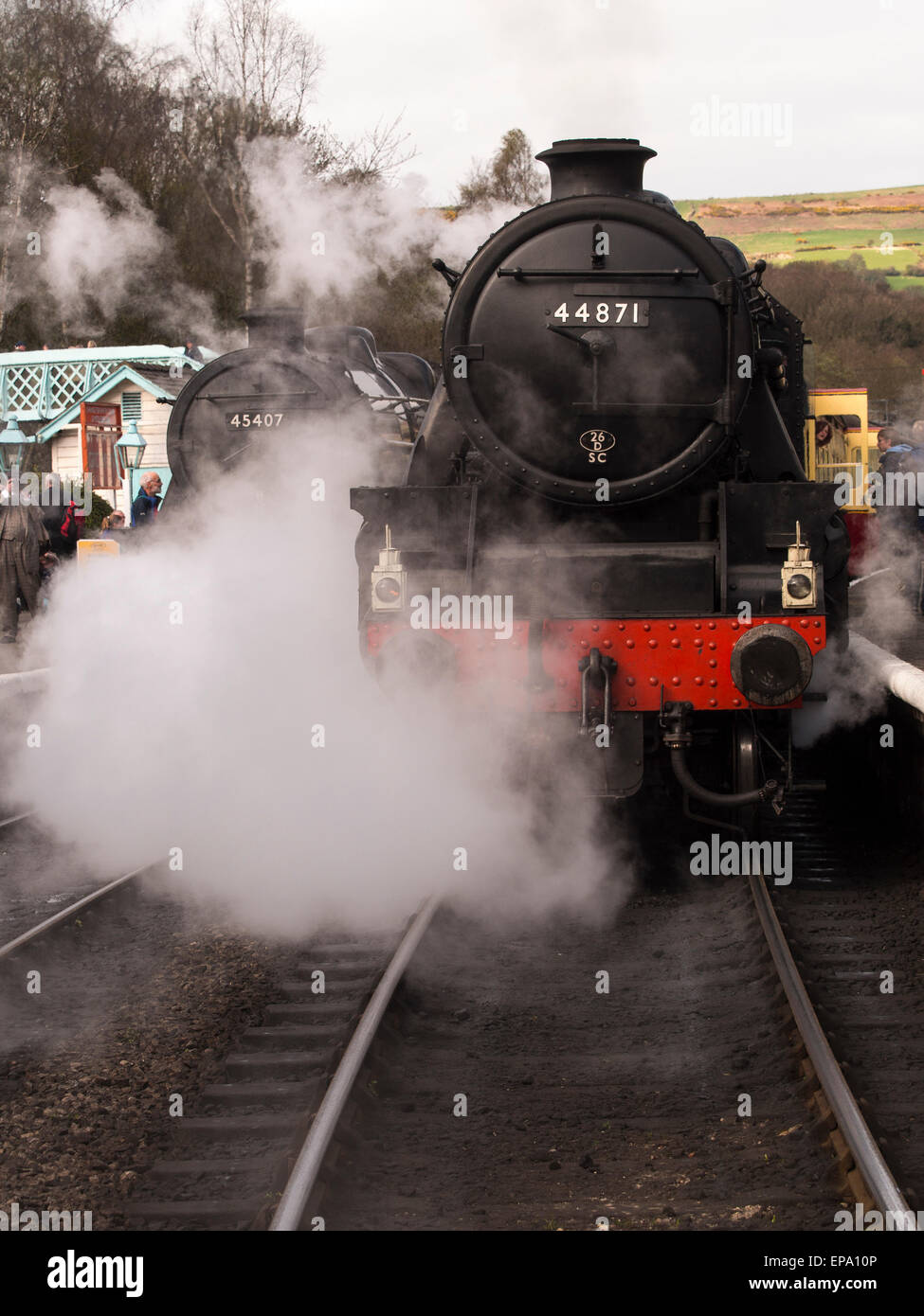Vintage locomotiva a vapore 44871 LMS a Grosmont station,sulla North Yorkshire Moors Railway,Yorkshire,UK.preso 12/04/2015 Foto Stock Vintage locomotiva a vapore 44871 LMS a Grosmont station,sulla North Yorkshire Moors Railway,Yorkshire,UK.preso 12/04/2015 Foto Stock
