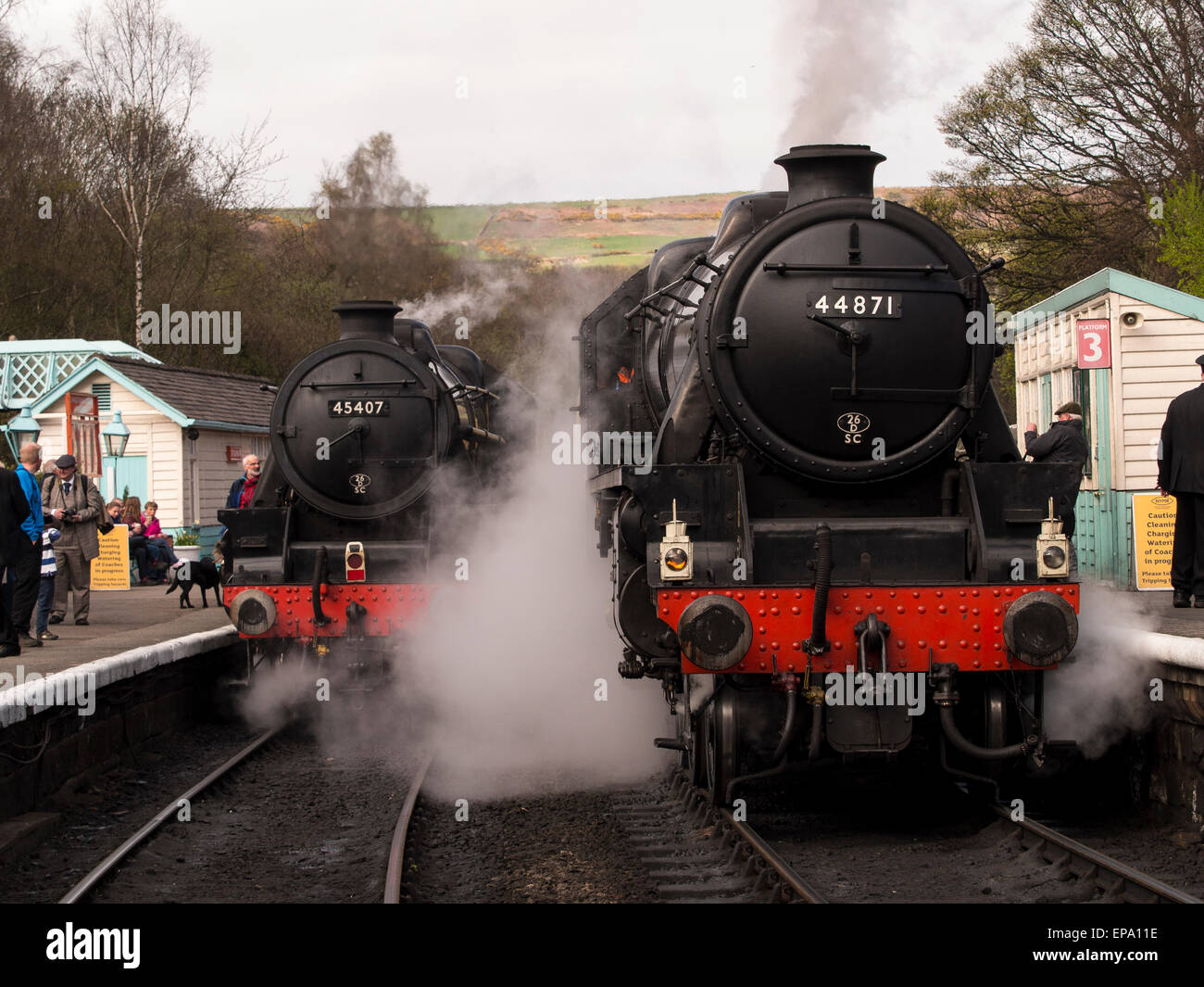 Vintage locomotiva a vapore 44871 LMS a Grosmont station,sulla North Yorkshire Moors Railway,Yorkshire,UK.preso 12/04/2015 Foto Stock Vintage locomotiva a vapore 44871 LMS a Grosmont station,sulla North Yorkshire Moors Railway,Yorkshire,UK.preso 12/04/2015 Foto Stock