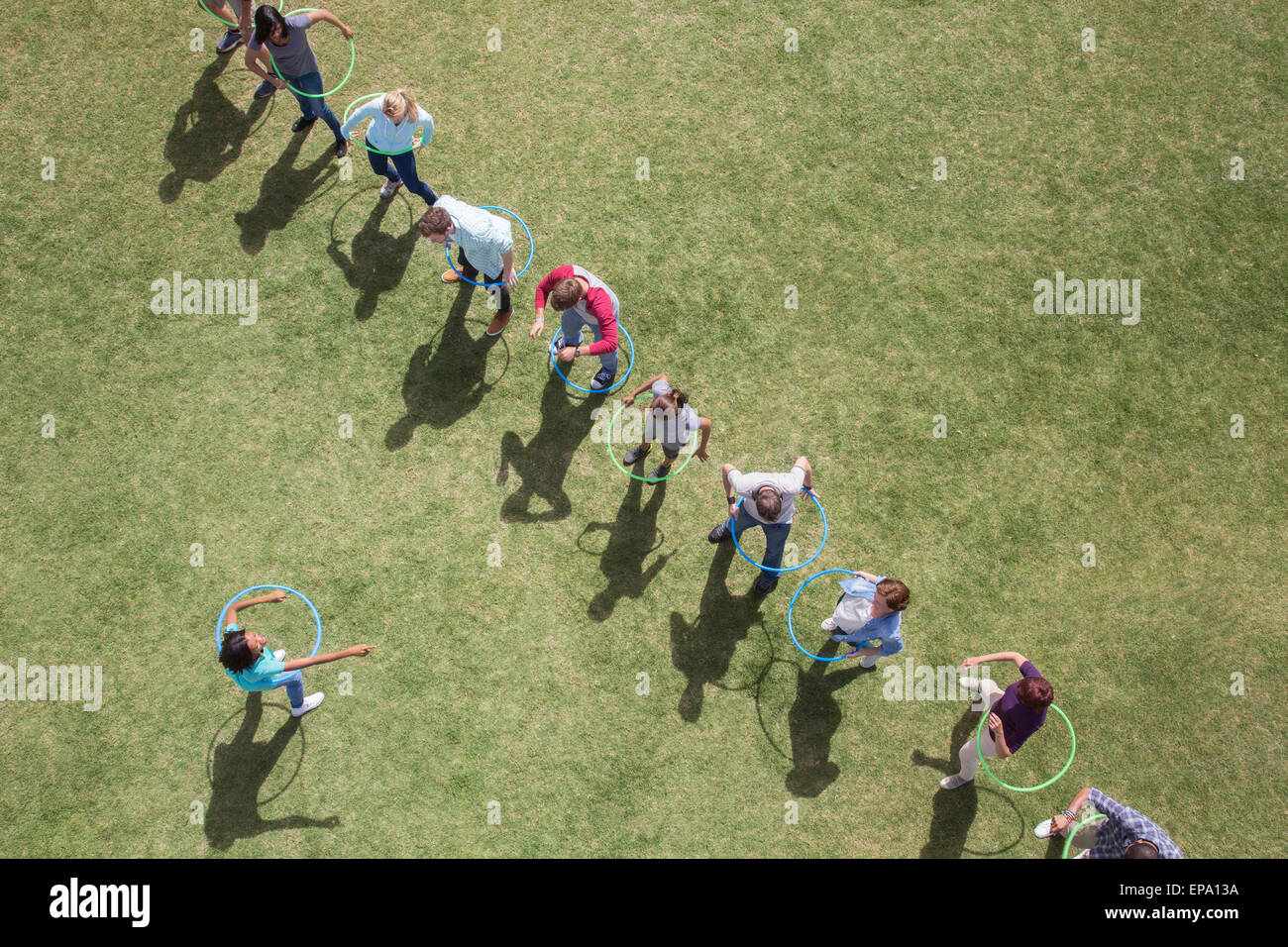 La gente la filatura cerchio di plastica campo soleggiato Foto Stock