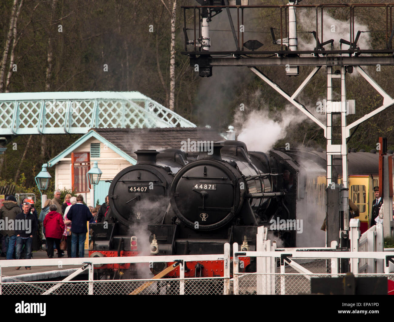 Vintage locomotiva a vapore 44871 LMS a Grosmont station,sulla North Yorkshire Moors Railway,Yorkshire,UK.preso 12/04/2015 Foto Stock Vintage locomotiva a vapore 44871 LMS a Grosmont station,sulla North Yorkshire Moors Railway,Yorkshire,UK.preso 12/04/2015 Foto Stock