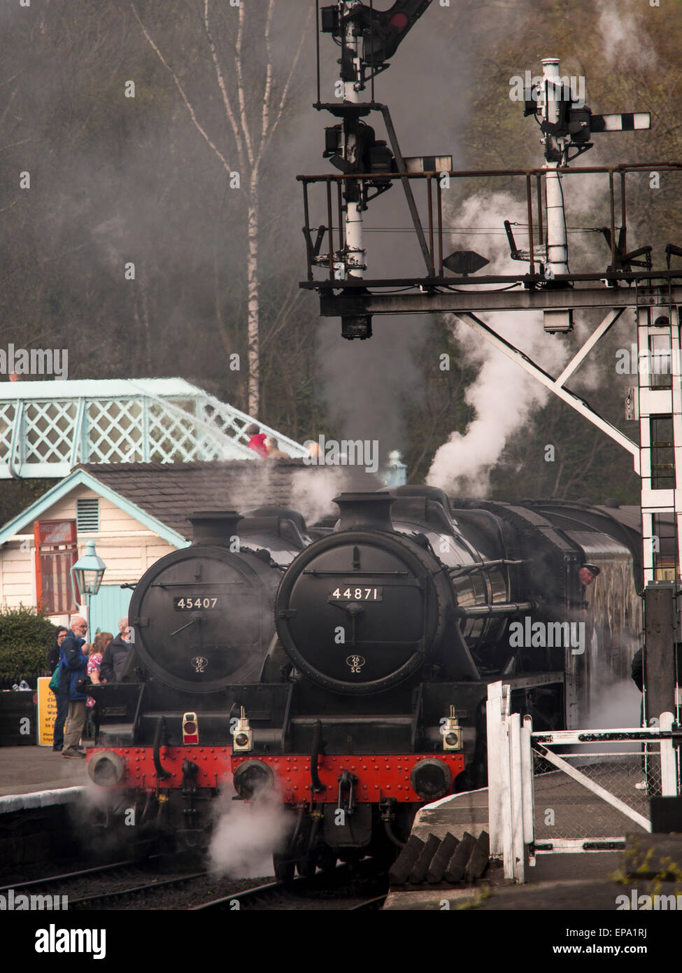 Vintage locomotiva a vapore 44871 LMS a Grosmont station,sulla North Yorkshire Moors Railway,Yorkshire,UK.preso 12/04/2015 Foto Stock Vintage locomotiva a vapore 44871 LMS a Grosmont station,sulla North Yorkshire Moors Railway,Yorkshire,UK.preso 12/04/2015 Foto Stock