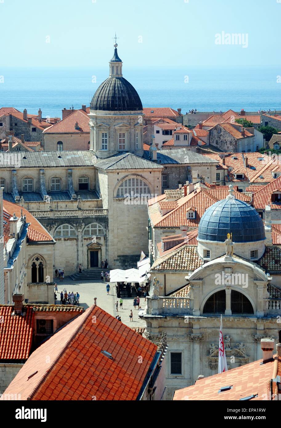 Città vecchia di Dubrovnik tetti e la chiesa, Croazia Foto Stock