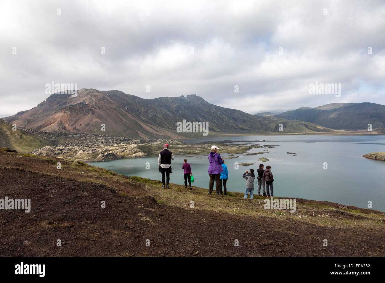 Per coloro che godono della vista di Frostastadarvatn, Area Fjallabak, vicino a Landmannalaugar Islanda Foto Stock
