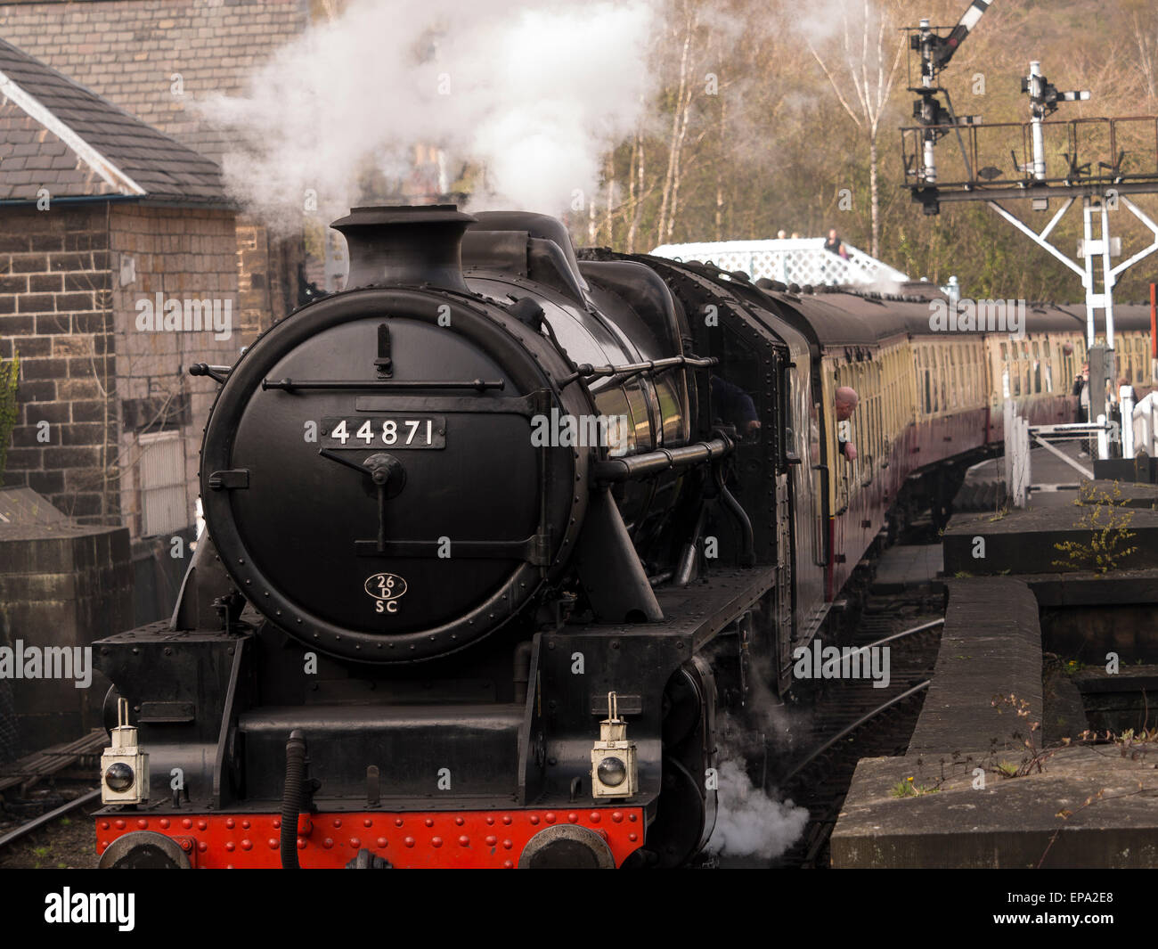 Vintage locomotiva a vapore 44871 LMS a Grosmont station,sulla North Yorkshire Moors Railway,Yorkshire,UK.preso 12/04/2015 Foto Stock Vintage locomotiva a vapore 44871 LMS a Grosmont station,sulla North Yorkshire Moors Railway,Yorkshire,UK.preso 12/04/2015 Foto Stock