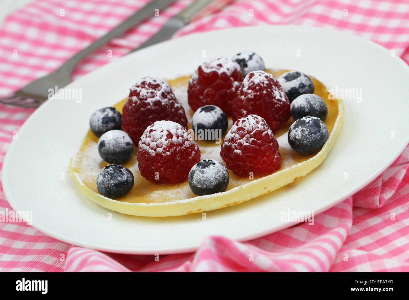 Pancake con mirtilli e lamponi, primo piano Foto Stock