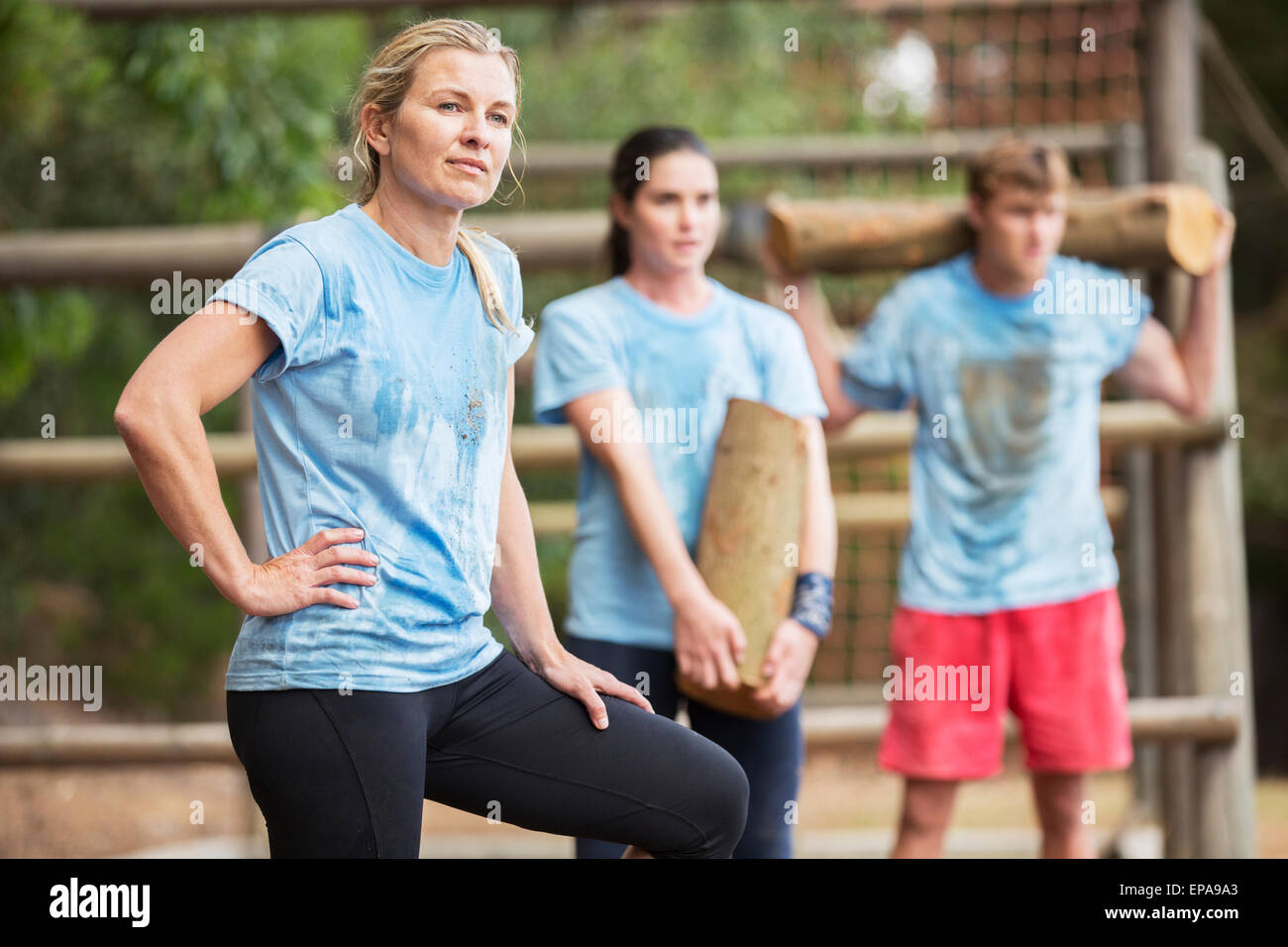 Stanco della donna in appoggio boot camp ostacolo corso Foto Stock