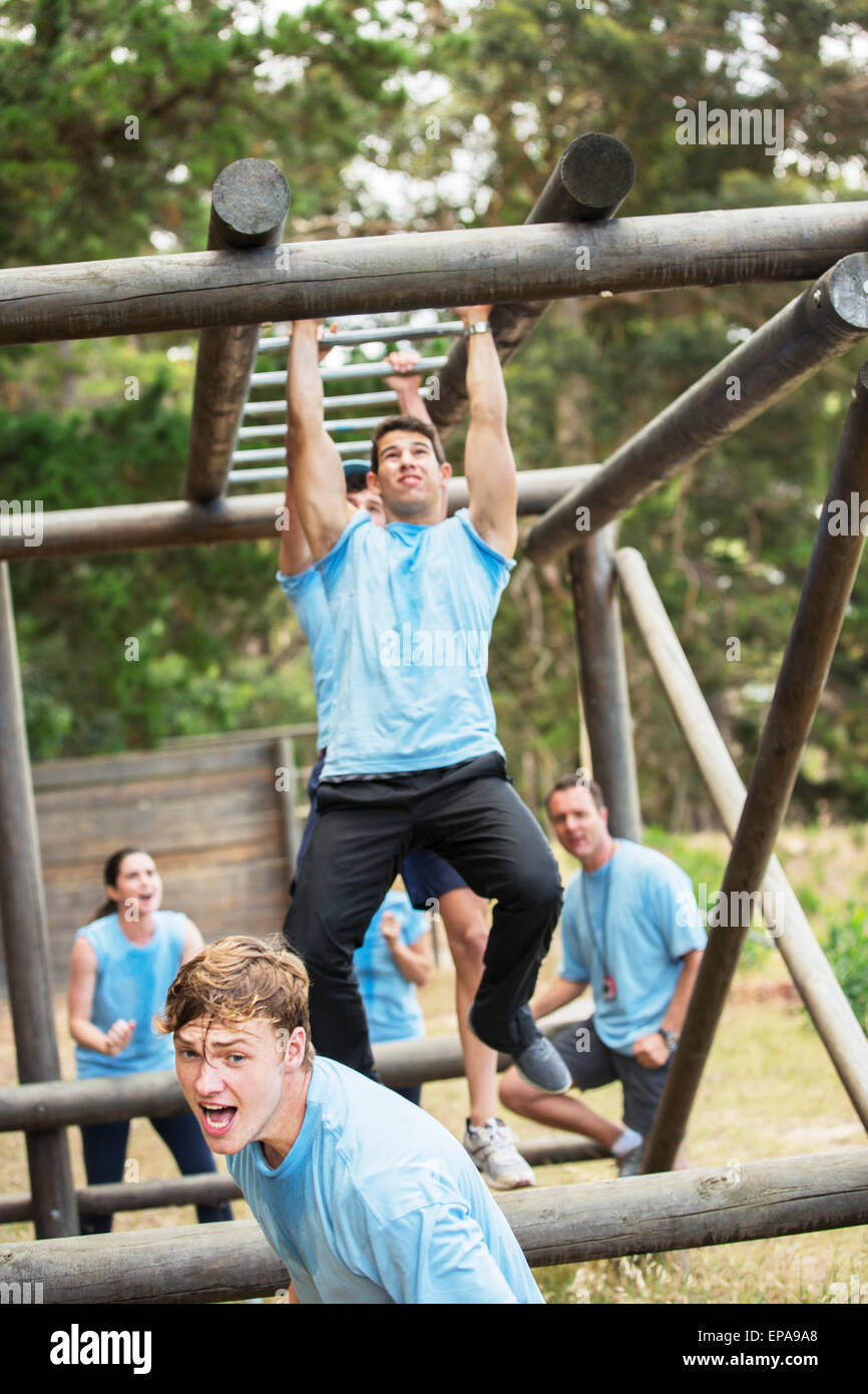 L'uomo Monkey bar boot camp ostacolo corso Foto Stock