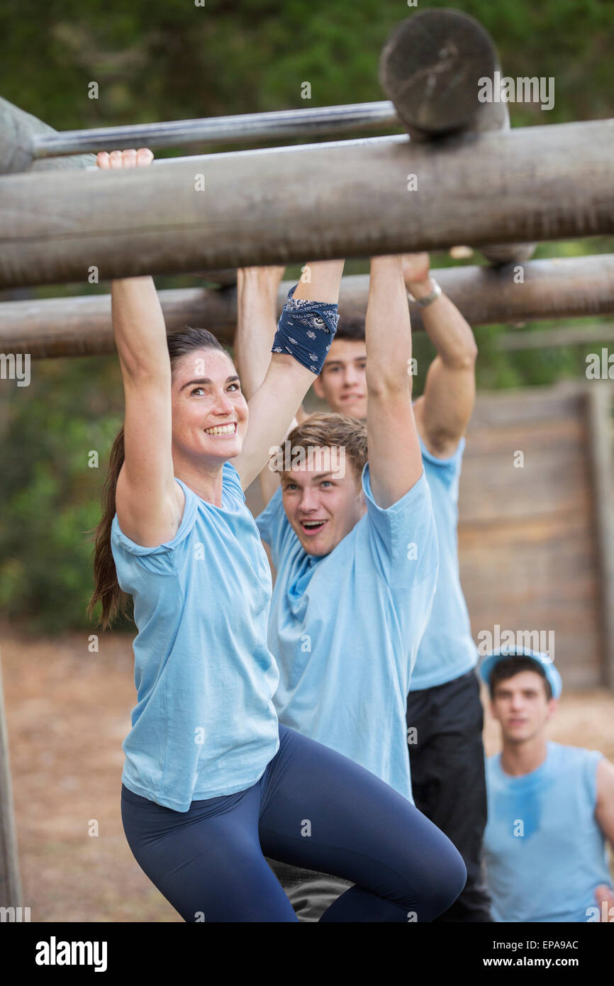 Donna Monkey bar boot camp ostacolo corso Foto Stock