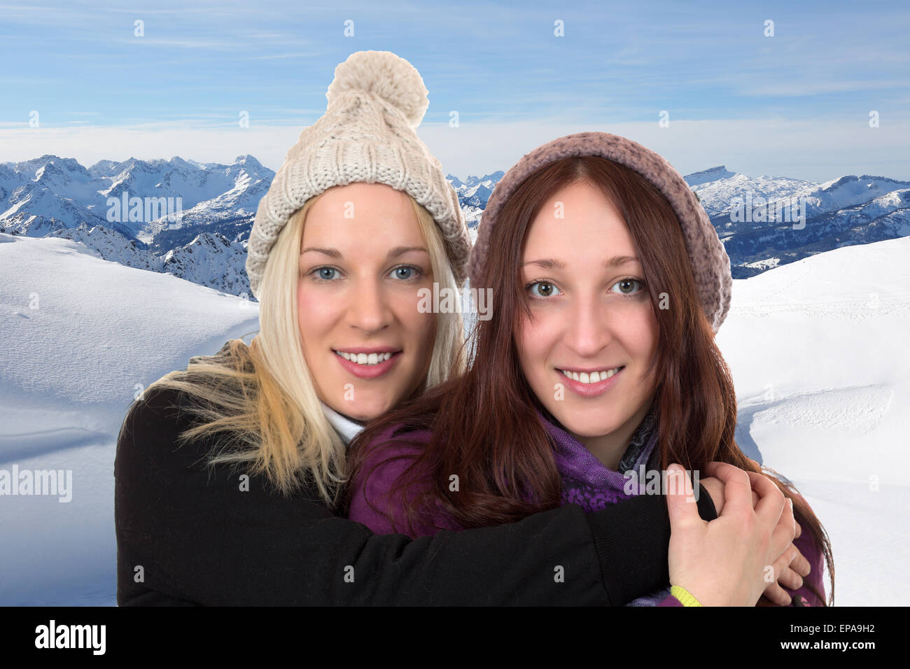 Junge Frauen im Winter im Schnee in den Bergen Foto Stock
