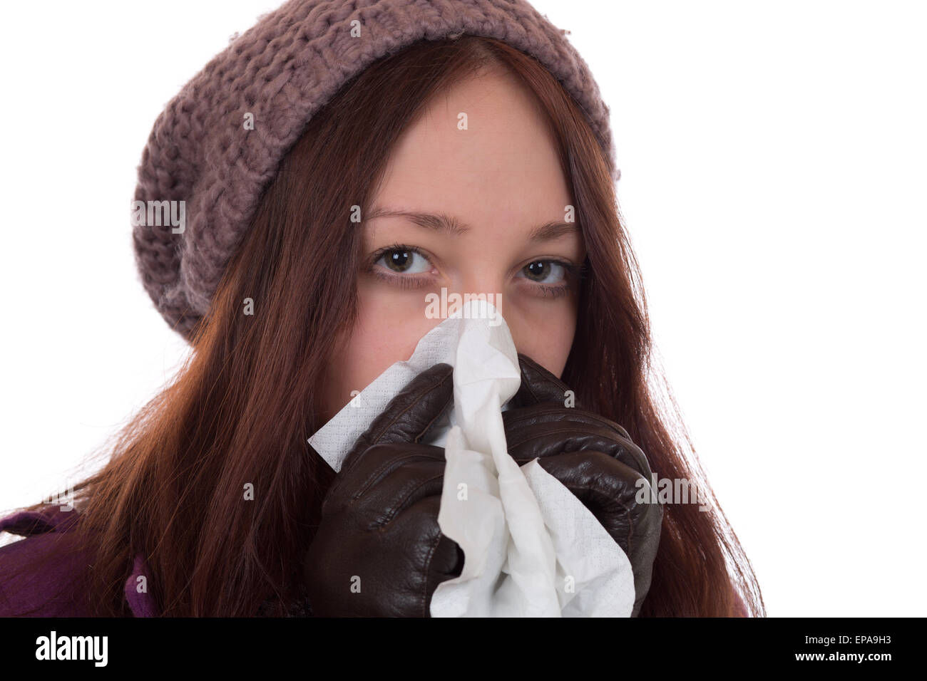 Junge Frau mit Taschentuch hat eine Erk├ñltung Foto Stock