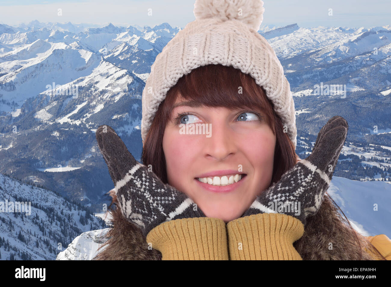 Portrait einer Frau mit M├╝tze und Handschuhen in den Bergen Foto Stock