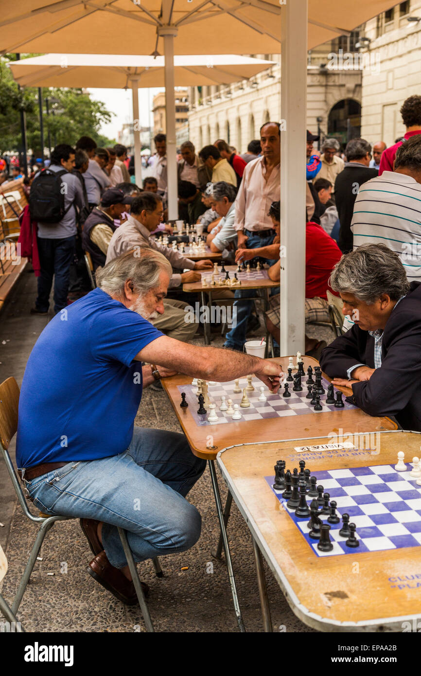 I giocatori di scacchi, Plaza de Armas, Santiago del Cile Foto Stock