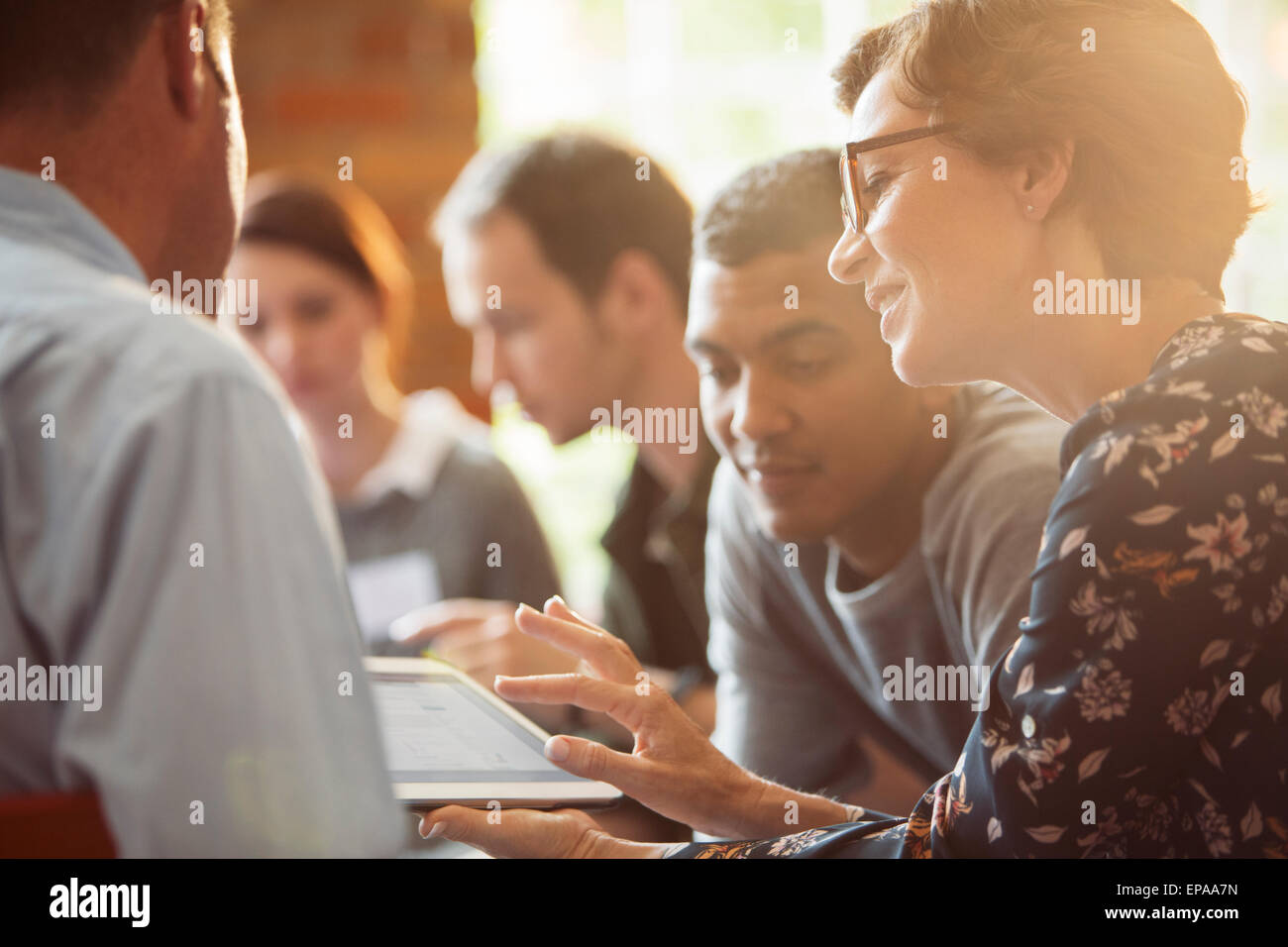 La gente di affari la condivisione digitale compressa sale riunioni Foto Stock