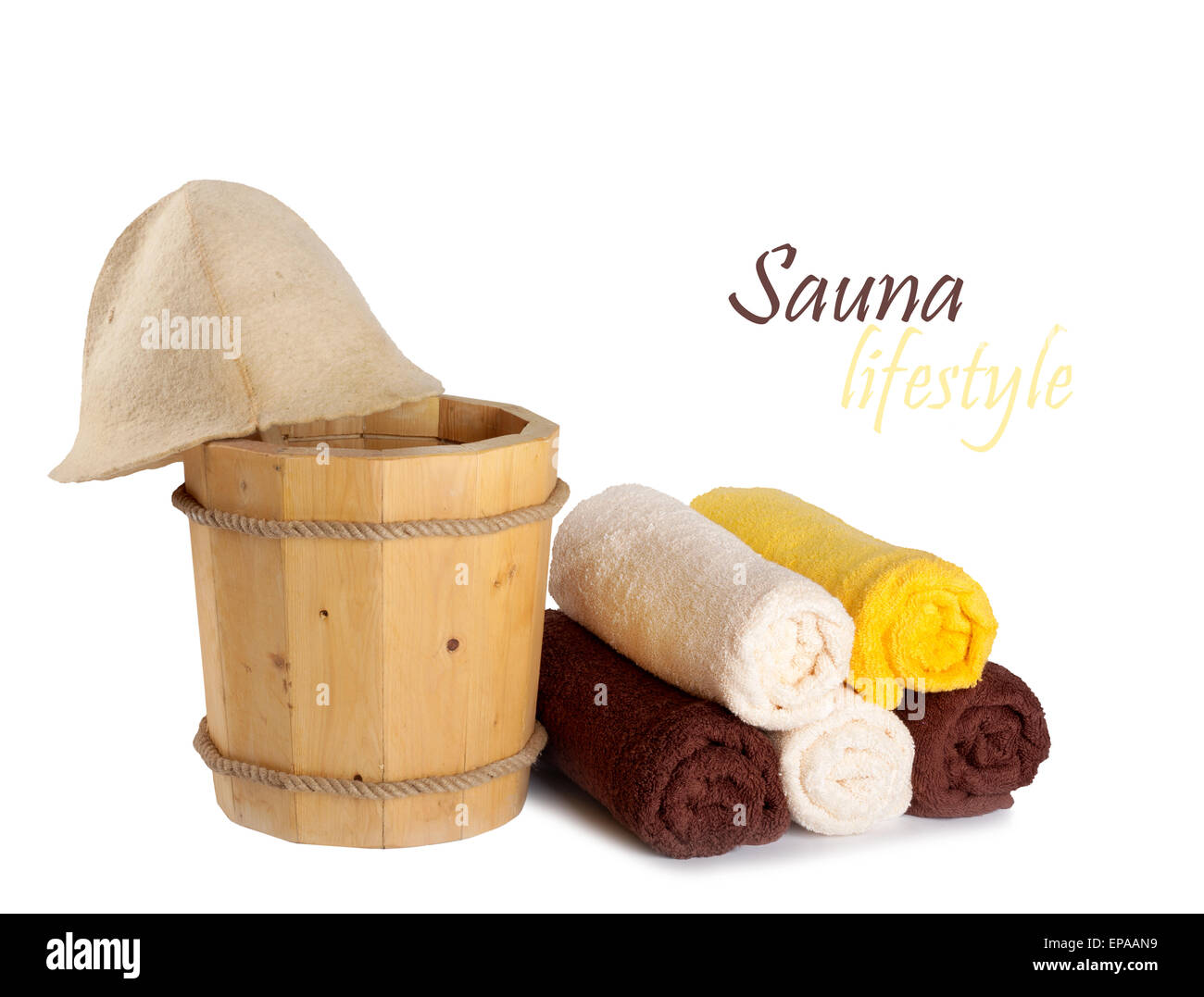 Cucchiaio di legno con siviera per la sauna e la pila di asciugamani puliti Foto Stock