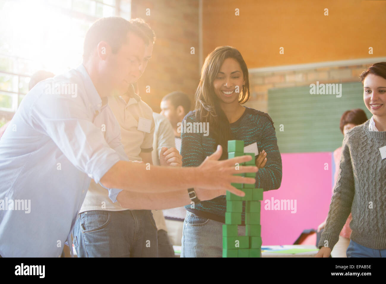 La gente di affari di impilamento blocco verde Foto Stock