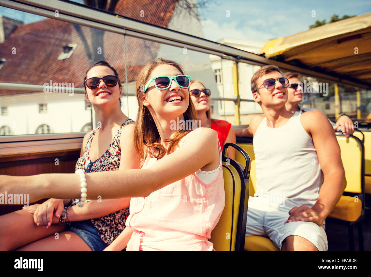 Gruppo di amici sorridenti che viaggiano in tour bus Foto Stock