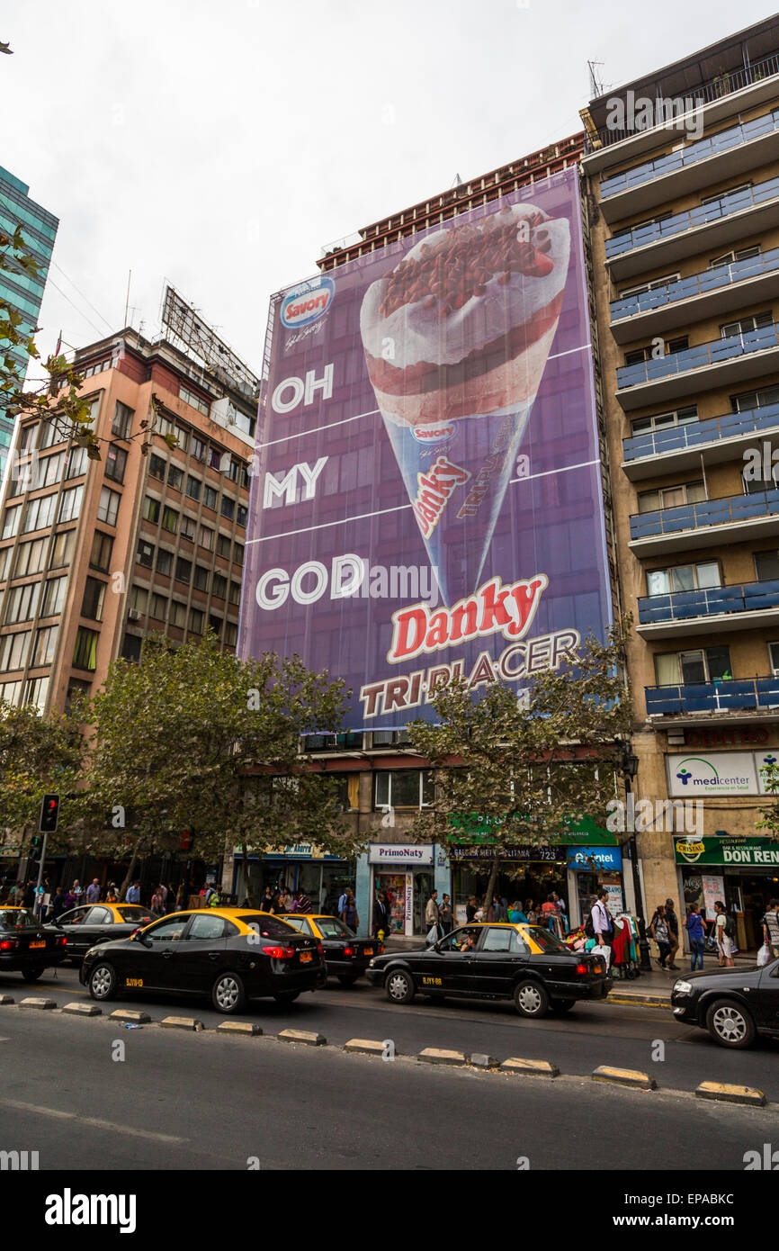Enorme pubblicità per Nestle Danky gelato con segno Oh mio Dio, Santiago, Chle Foto Stock