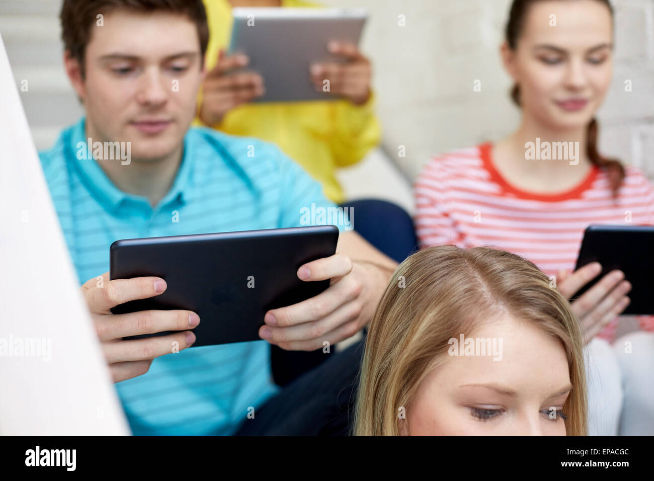 Close up di studenti con i tablet pc a scuola Foto Stock