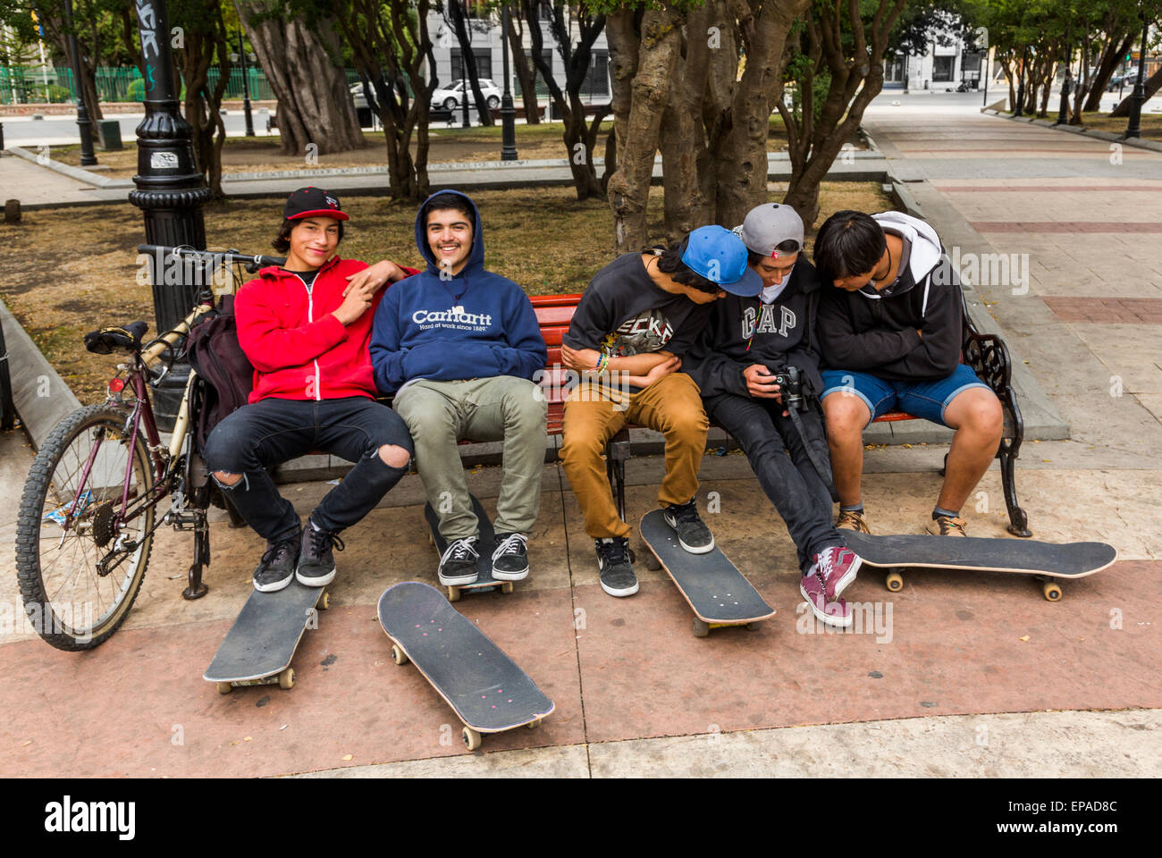 Ragazzi con skateboard attorno a Plaza de Armas, Punta Arenas, Cile Foto Stock