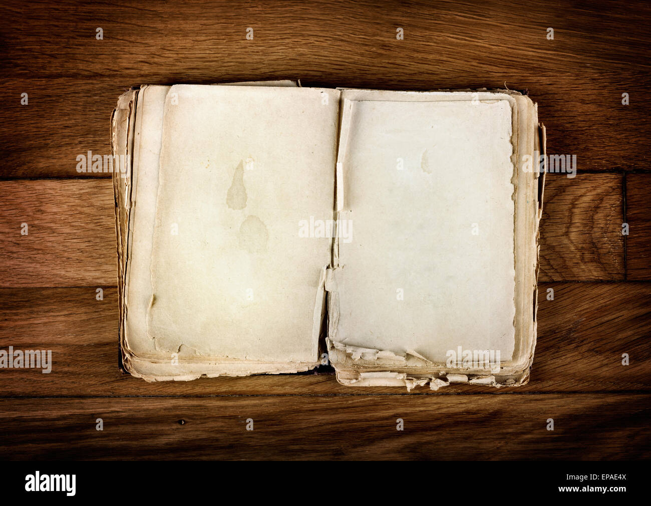 Aprire il vecchio libro con le pagine bianche per il testo su vintage tavolo in legno Foto Stock