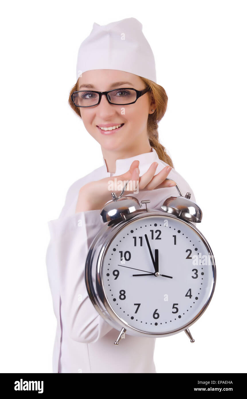 Donna attraente medico con grande orologio isolato su bianco Foto Stock