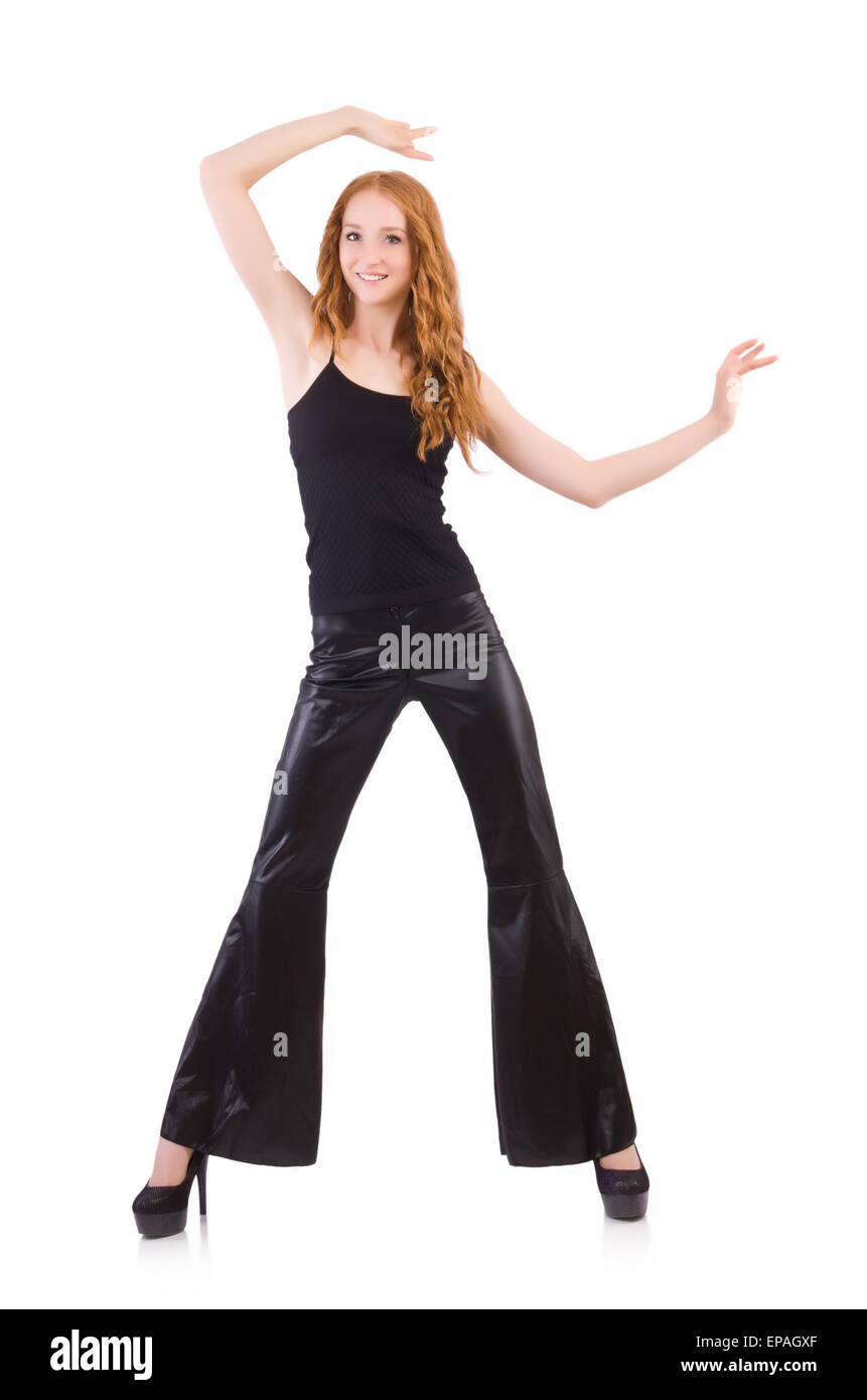 Redhead donna in nero campana pantaloni di fondo su bianco Foto Stock
