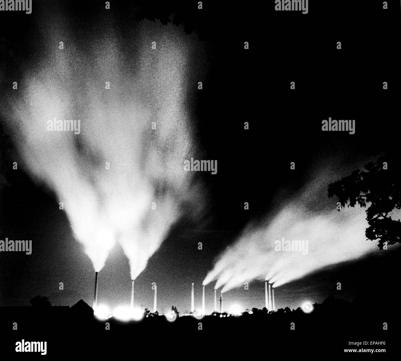 Notte tempo B&W colpo di fumatori Camino torri del ora demolita Londra Società di mattoni fabbrica di mattoni in Calvert Buckinghamshire Foto Stock