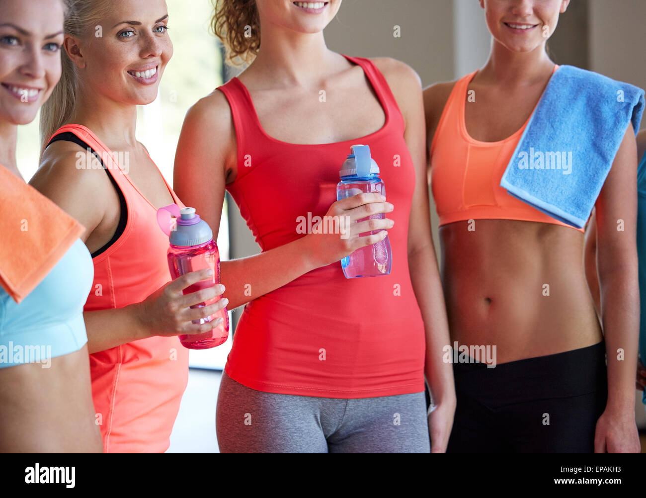 Il gruppo di donne con bottiglie di acqua in palestra Foto Stock
