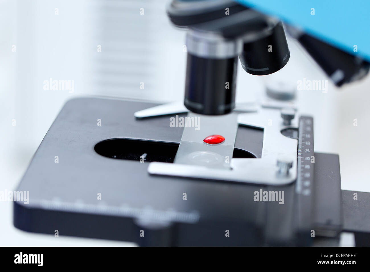 Chiusura del microscopio e campione di sangue nel laboratorio Foto Stock