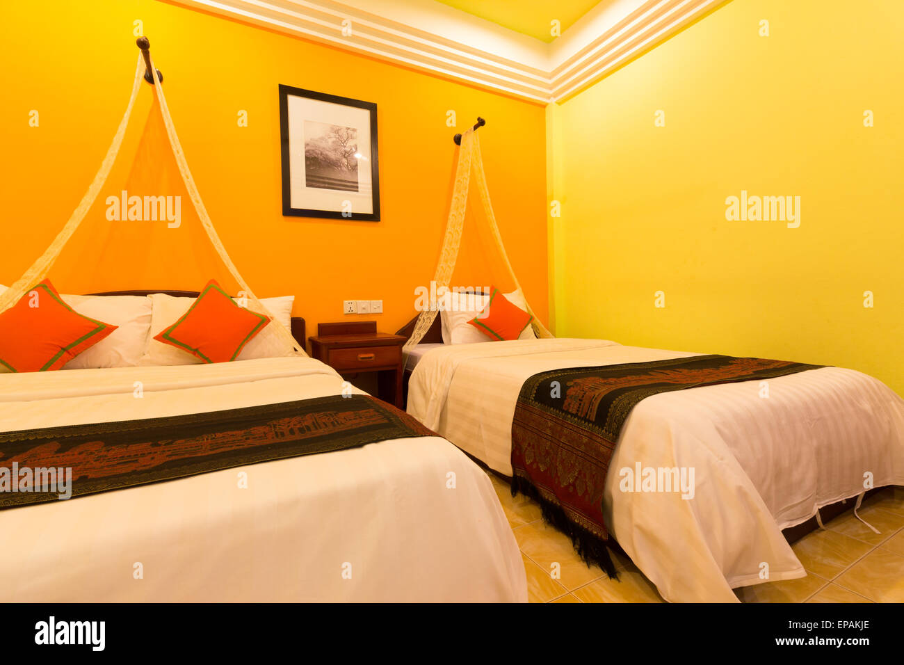 Camera in hotel tono giallo decorare in stile contemporaneo Foto Stock