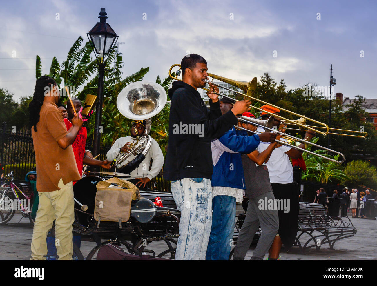 Musicisti di strada intrattenere i turisti in Jackson Square nel Quartiere Francese di New Orleans, LA, STATI UNITI D'AMERICA Foto Stock