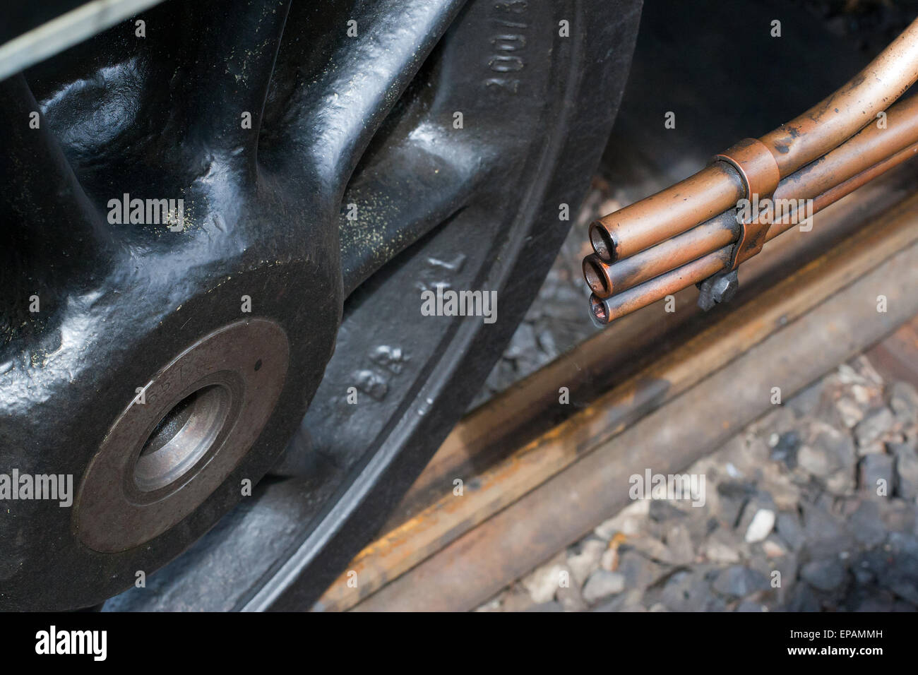 La ruota anteriore di una locomotiva a vapore sul Keighley & Worth Valley Railway. Foto Stock