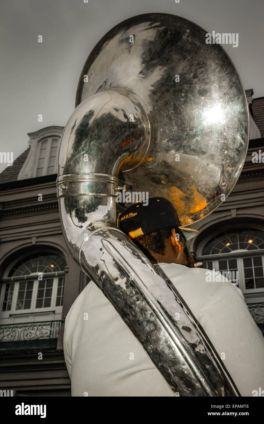Musicista di strada ospita turisti in Jackson Square con la sua tuba nel Quartiere Francese di New Orleans, LA Foto Stock