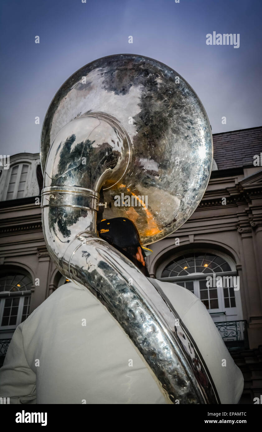 Musicista di strada ospita turisti in Jackson Square con la sua tuba nel Quartiere Francese di New Orleans, LA Foto Stock