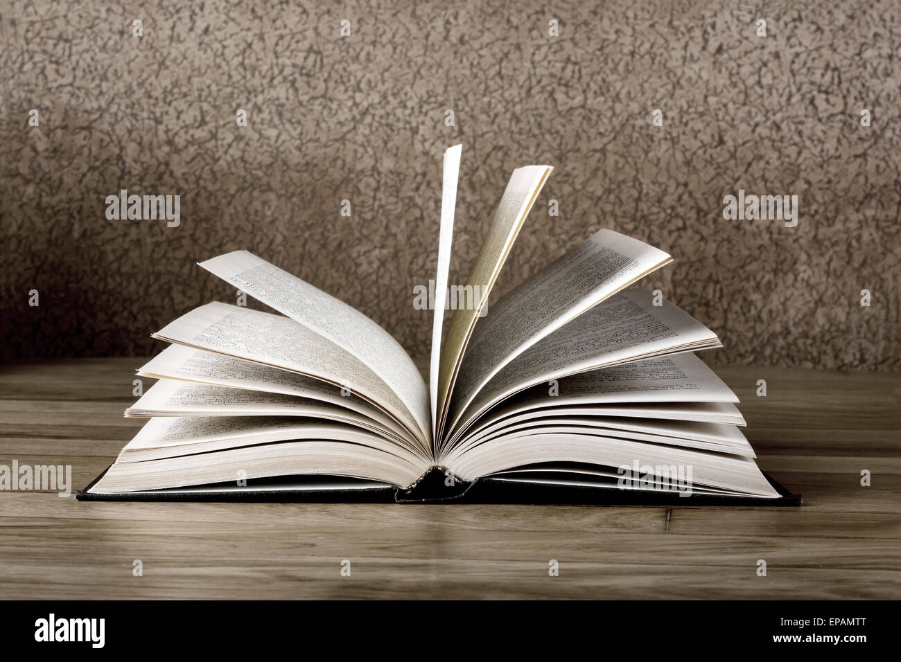 Vecchio libro aperto su grunge tavolo in legno Foto Stock