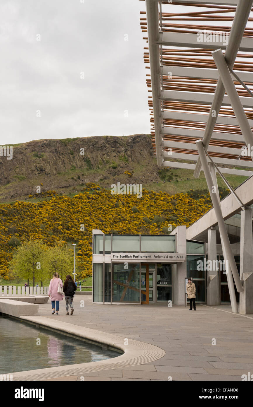 Edificio del Parlamento scozzese di Edimburgo in Scozia - che mostra il nuovo visitatore ingresso di sicurezza, Holyrood Park e Salisbury Crags Foto Stock