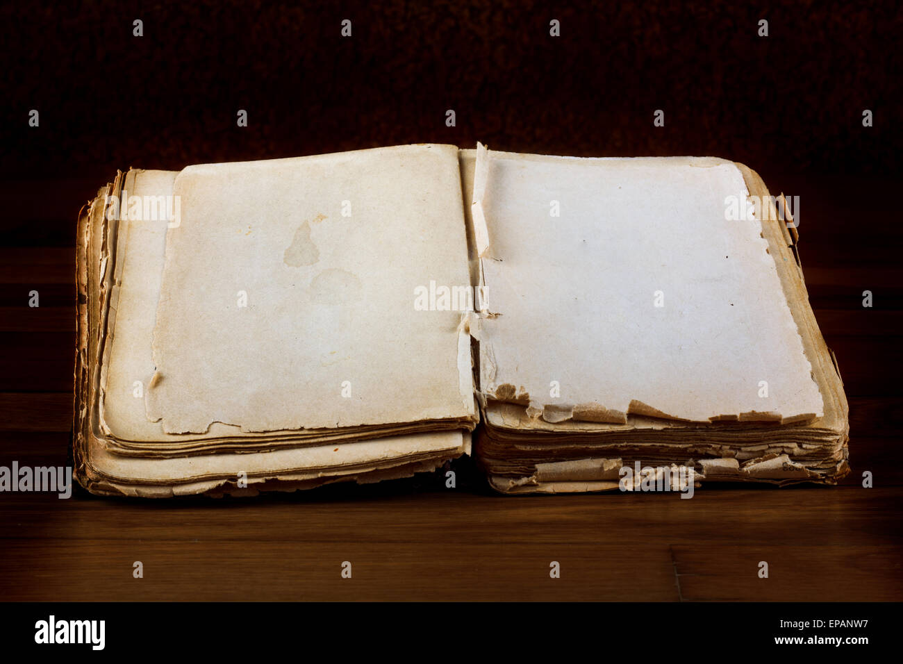 Aprire il vecchio libro con le pagine bianche per il testo su vintage tavolo in legno Foto Stock